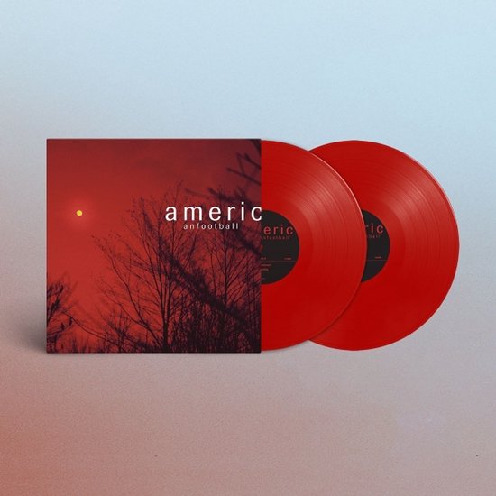 Twee rode vinylplaten naast een albumhoes met een donkerrode achtergrond, kale takken en de tekst 'american football'.