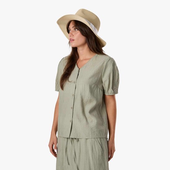 Vrouw met bruin haar, draagt lichtgroene blouse met korte, gepofte mouwen en een strooien hoed met witte lint.