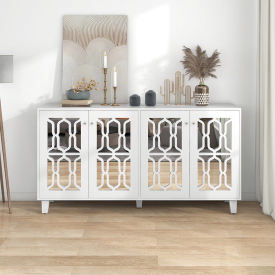 Witte buffetkast met vier deuren, elk met spiegel en geometrisch patroon. Decoratie op de kast: kandelaars, cactus en vaas.
