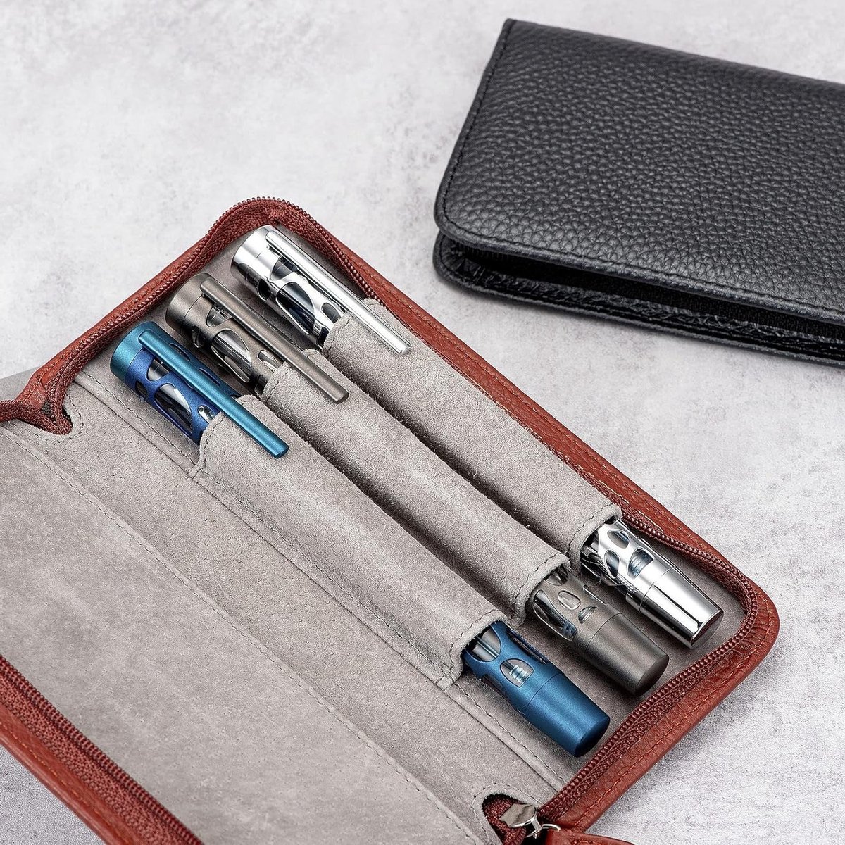 Dailygoods - Zwarte echt lederen vulpen case, 3 verdeelde slots, rits pen case pouch, handgemaakte display houder voor rollerball pen
