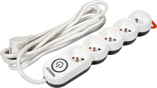 Wit verlengsnoer met 5 stopcontacten, een aan/uit-knop en oranje accenten.