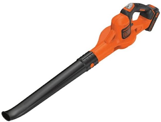 Oranje en zwarte BLACK+DECKER 18V bladblazer met verwijderbare accu, geïsoleerd op witte achtergrond.