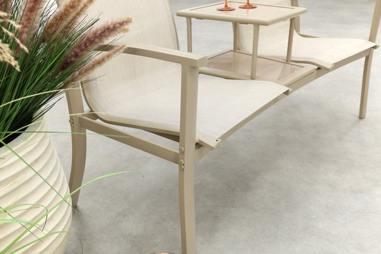Beige aluminium tuinbank met stoffen zittingen en middenplateau, close-up van de poten.