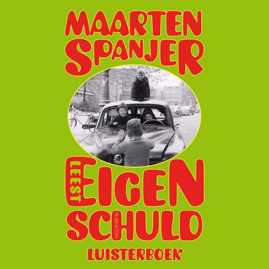 Boekomslag met de tekst MAARTEN SPANJER LEEST EIGEN SCHULD LUISTERBOEK. In het midden een foto van kinderen in en op een auto.