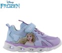 Zij-aanzicht van lichtblauwe en paarse Frozen sneaker met Elsa, klittenband, veters en lichtgevende zolen.