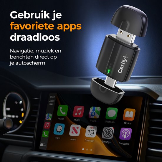 Zwarte Carify dongle, opengeklapt en aangesloten op een autoscherm met CarPlay-apps zoals telefoon, muziek en navigatie.