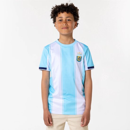 Jongen draagt een lichtblauw en wit gestreept voetbalshirt met AFA-logo en marineblauwe mouwranden.
