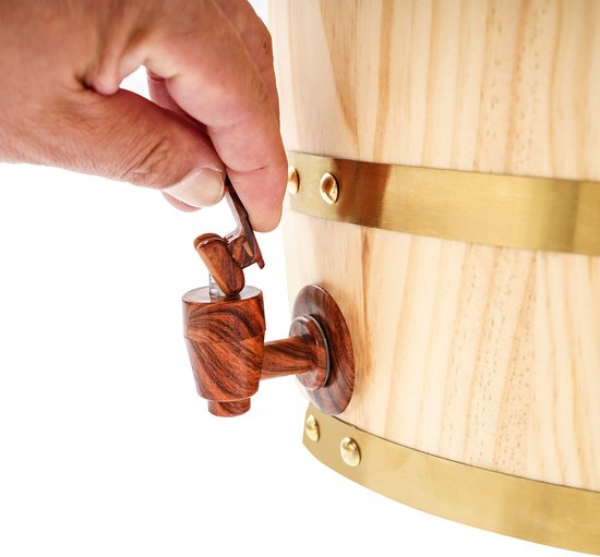 Hand die de houten tapkraan van een grenenhouten vat opent.