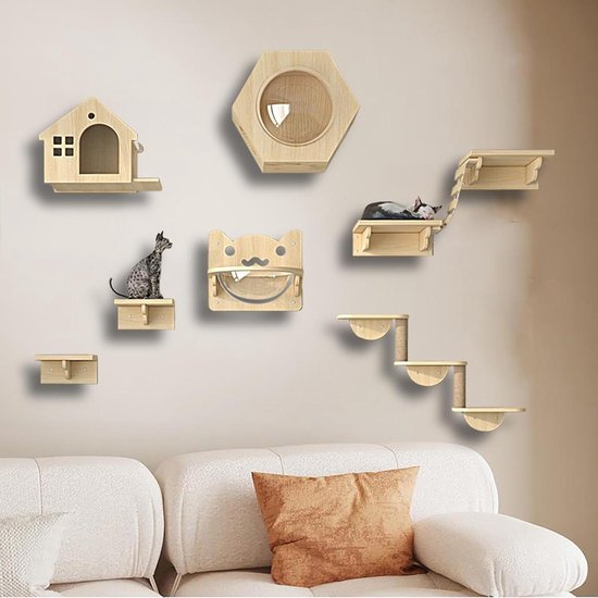 Houten kattenklimmuur met huisjes, zeshoekige en kattenvormige platformen. Een grijze kat zit op een platform.