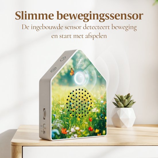 Wit geluidshuisje in huisvorm met bloemenveld print op een nachtkastje.