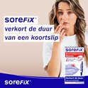Vrouw met witte t-shirt die haar neus aanraakt, naast een doosje SoreFix Rescue. Tekst: 'SoreFIX verkort de duur van een koortslip'.