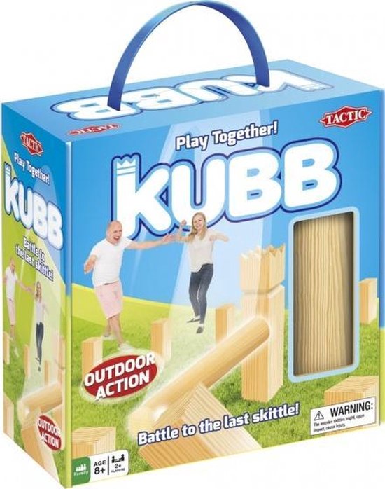Doos met het Kubb spel, met afbeelding van spelende mensen en houten blokken op groen gras.