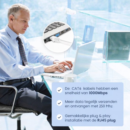 Man werkt aan een laptop. Close-up toont een groene CAT6 kabel met RJ45-connector aangesloten op een laptop. Voordelen: 1000Mbps, 250Mhz, plug & play.
