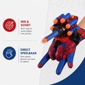 Dichtbij op de rode en blauwe Spidey-handschoen met dartlader, met pijltjes in de lader.