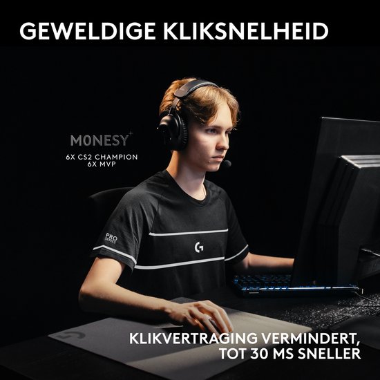 Jonge e-sporter met koptelefoon aan het gamen, met een muis in zijn hand. Tekst: 'Geweldige kliksnelheid' en 'Klikvertraging vermindert, tot 30 ms sneller'.