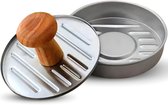Roestvrijstalen burgerpers met geribbelde bovenkant en houten handvat, naast de vorm. Op witte achtergrond.