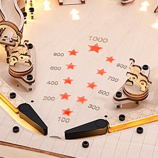 Houten flipperkast met twee olifantenfiguren, flipperknoppen en scoremarkeringen van 100 tot 1000.
