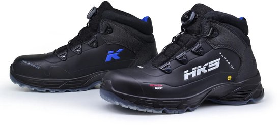Twee zwarte werkschoenen met BOA-sluiting. Eén schoen met blauw K-logo.