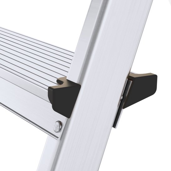 Close-up van aluminium keukentrap met zwarte antislip-trede-inzetstukken.