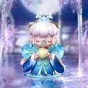 Figuur in blauwe kimono, zittend op water, met parel en lichtblauwe vleugels.