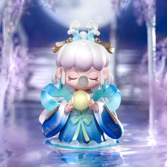 Figuur in blauwe kimono, zittend op water, met parel en lichtblauwe vleugels.