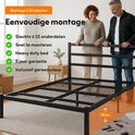 Mannen en vrouwen monteren een zwart metalen bedframe, met tekst over eenvoudige montage.