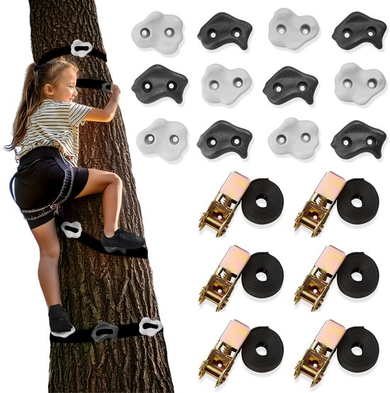 Meisje klimt in een boom. Naast de boom een set klimgrepen in wit en zwart, en ratelspanbanden.