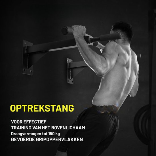 Man met getatoeëerde armen die een optrekstang gebruikt. Tekst: Optrekstang, training van het bovenlichaam, draagvermogen tot 150 kg.