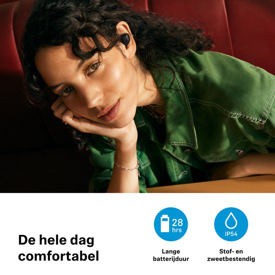 Vrouw met groene jas draagt zwarte oordopjes. Tekst: De hele dag comfortabel.