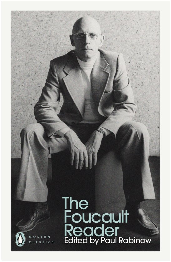 Man met bril, kaal, zittend in een pak, met de titel 'The Foucault Reader' erop.