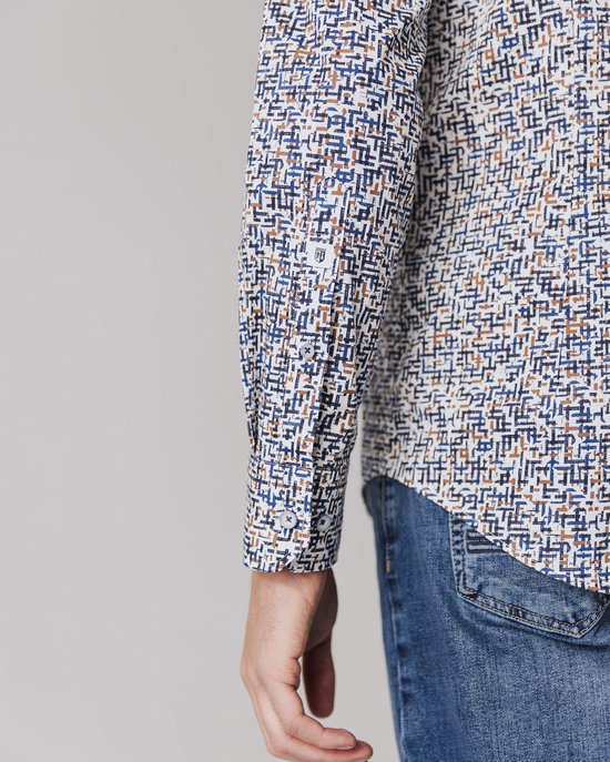 Close-up mouw van een man met blauw-wit met bruine print overhemd.