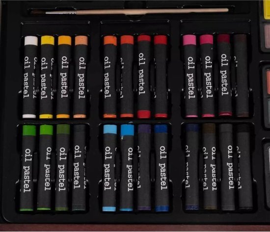 Close-up van 24 oliepastels, georganiseerd per kleur in een kunstenaars koffer.