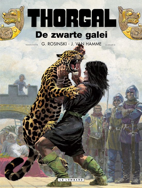 Thorgal vecht met een jaguar, gekleed in zwart gewaad en groene laarzen. Soldaten kijken toe.