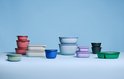 Stel opslagbakken in verschillende kleuren: groen, paars, crème, lichtblauw, roze en blauw.