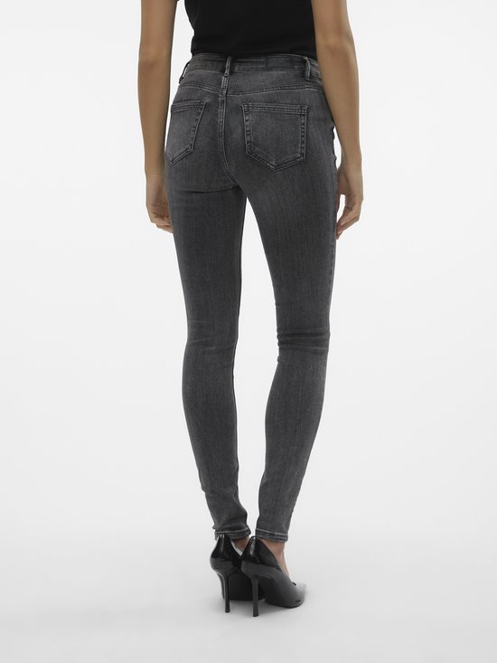 Achterkant van een model in strakke grijze jeans met hoge taille.