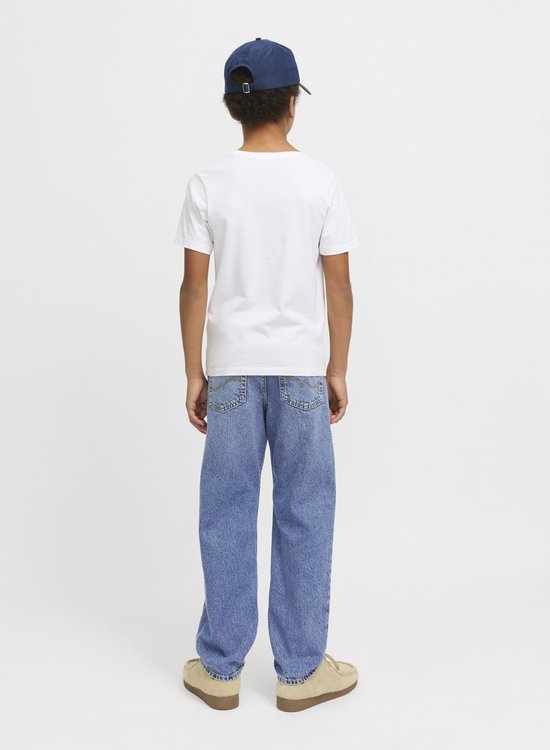 Achterkant van een jongen in een lichtblauwe spijkerbroek en wit T-shirt, met donkerblauwe pet.