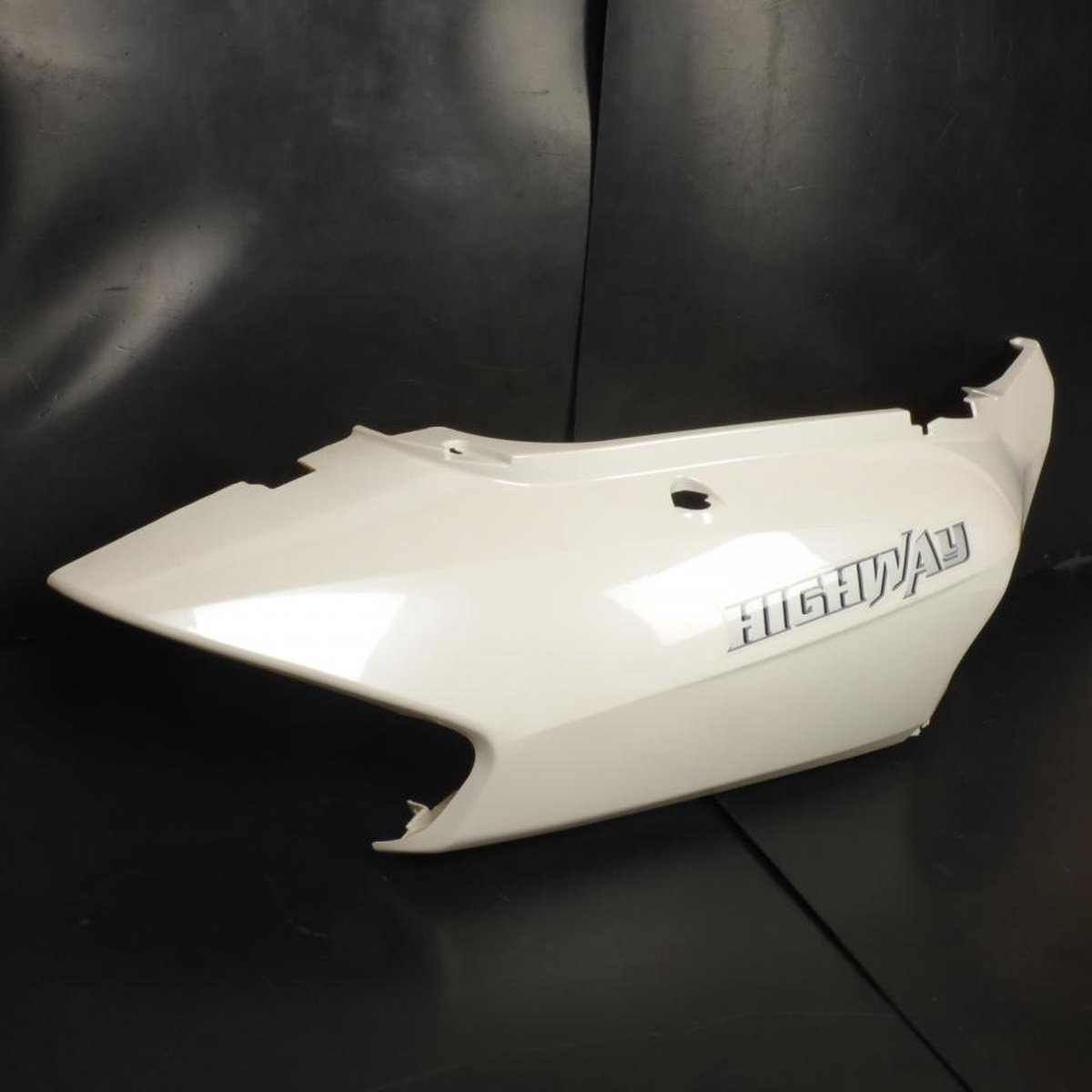 Coque arrière droite origine pour Scooter Benzhou 125 YY125T-12 TM00-070100007 blanc Neuf