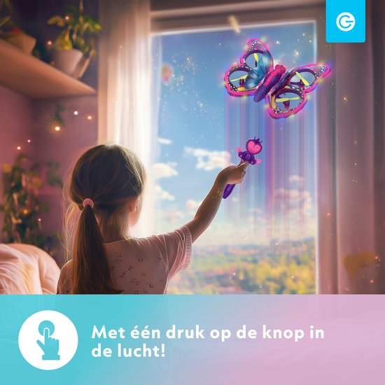 Une fille regarde un drone papillon violet avec des hélices jaunes et des lumières LED colorées voler dehors, contrôlé par une baguette magique.