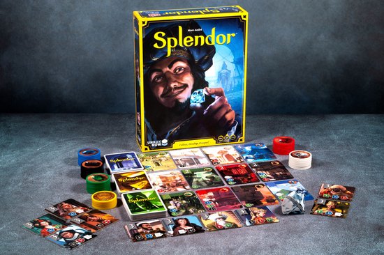 Opstelling van het bordspel Splendor met kaarten, fiches en een edelsteen op een grijze achtergrond.