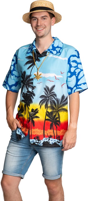 Man met strohoed en Hawaii-blouse met palmbomenprint, blauw, poseert op witte achtergrond.