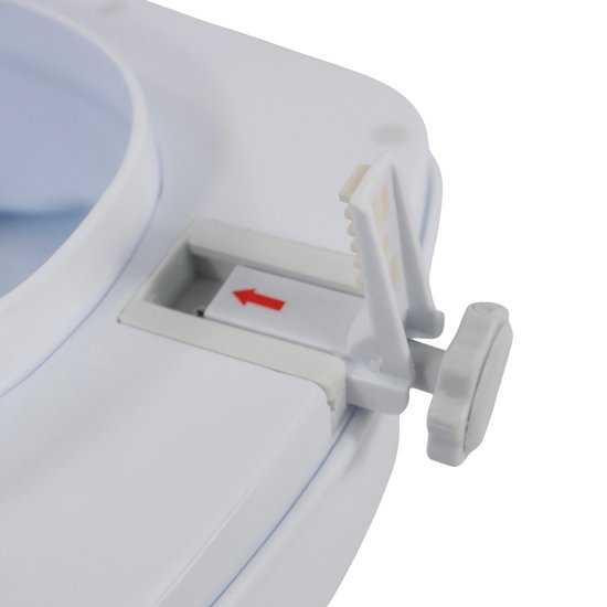 Close-up van de witte toiletverhoger met een ontgrendelingsmechanisme met rode pijl.