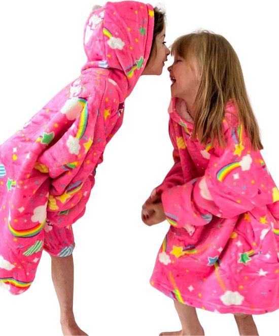 Twee meisjes in neonroze hoodie dekens met eenhoorns, regenboog en sterrenprint, met elkaar neusje-neusje.