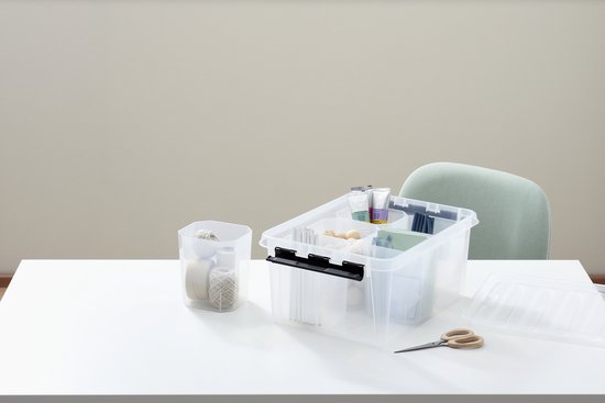 Transparante opbergbox met vakverdelers gevuld met knutselmateriaal, naast een vergelijkbare opbergbak.