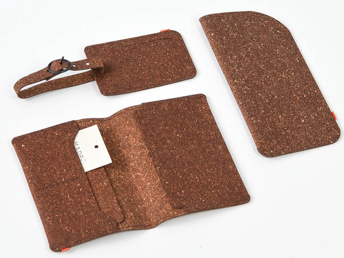 Brillenkoker, Paspoort hoesje en Bagagelabel - Complete Reisset van Gerecycled Leer - Bruin - Travel Kit | MADE out of