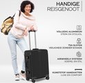 Een vrouw met een tas leunt op een zwarte koffer. Tekst over volledig aluminium, TSA slot, en Airwheel systeem.