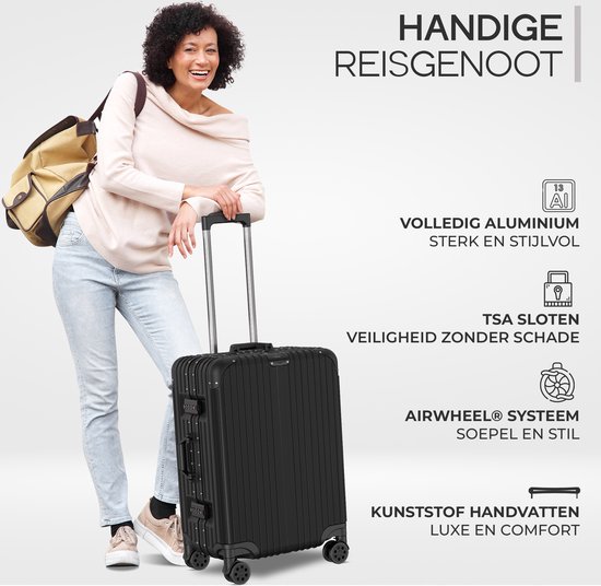 Een vrouw met een tas leunt op een zwarte koffer. Tekst over volledig aluminium, TSA slot, en Airwheel systeem.