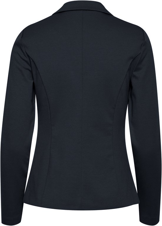 Achterkant van een getailleerde donkerblauwe blazer met lange mouwen.