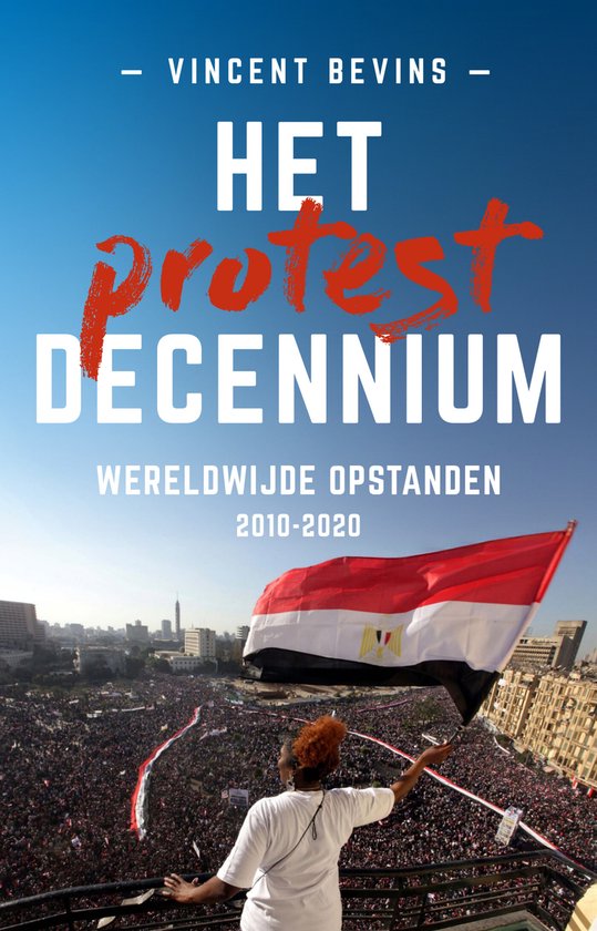 Une femme aux cheveux orange, vêtue d'un t-shirt blanc, brandit un drapeau égyptien sur fond de foule et de bâtiments. Le titre "HET PROTEST DECENNIUM" est bien visible.