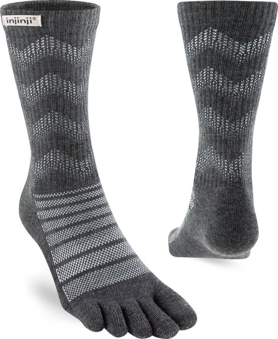 Deux chaussettes Injinji grises avec détails chevrons et rayures horizontales.