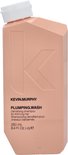 Perzikkleurige fles KEVIN.MURPHY PLUMPING.WASH shampoo met witte dop.